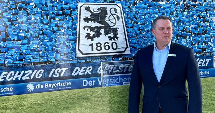 Oliver Mueller vor dem Löwenwappen