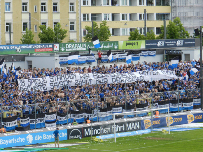 Arminia Bielefeld im Auswärtsblock des GWS