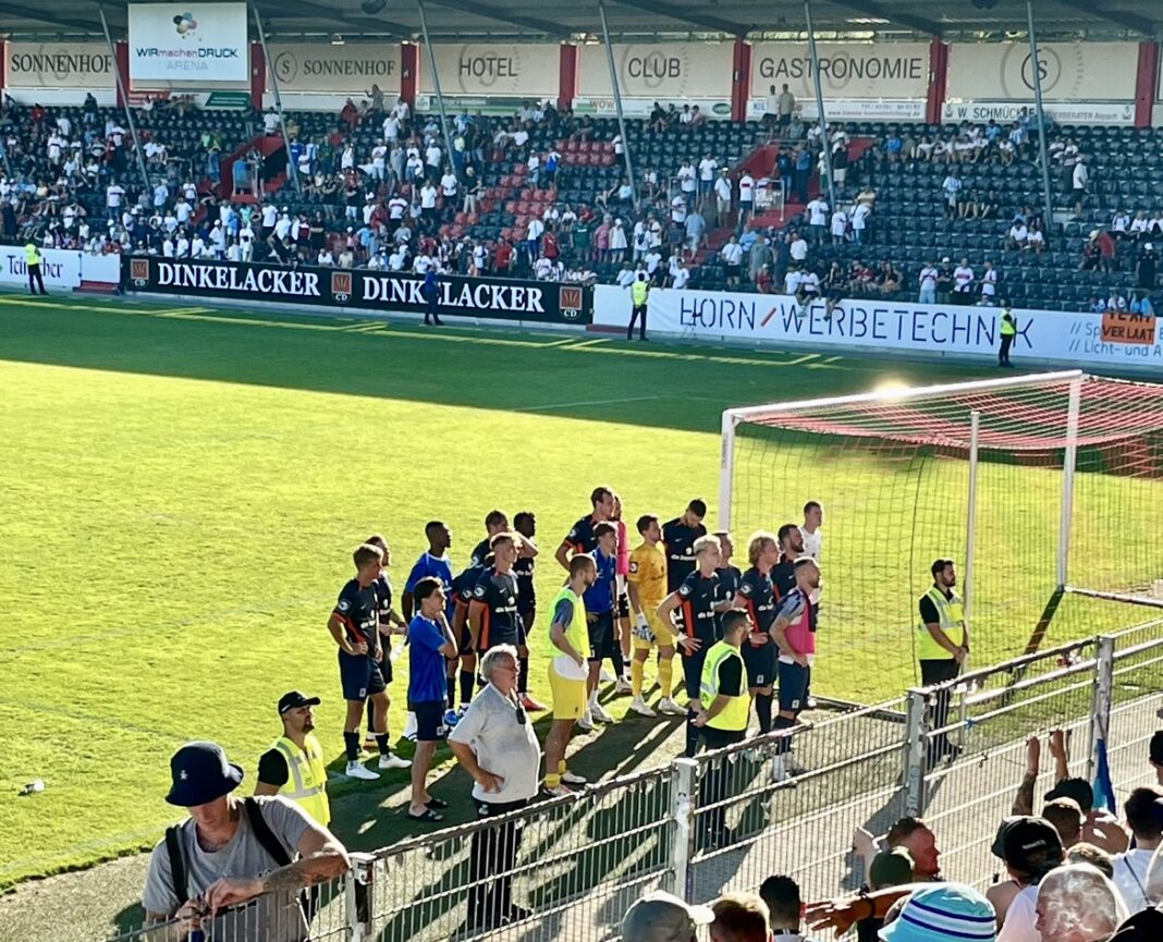 Screenshot Mannschaft vor dem Block in Großaspach