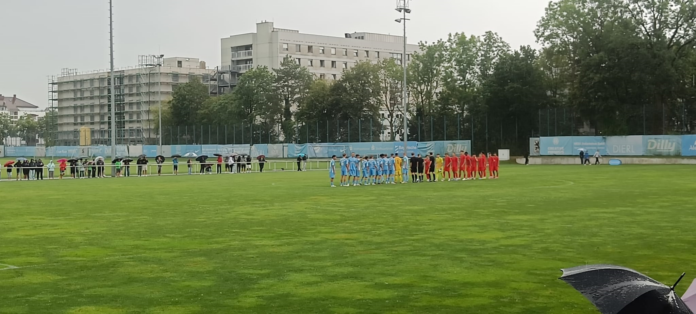 U19 Derby Einlaufen
