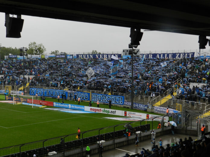 Heimkurve des TSV 1860 beim Heimspiel gegen Dynamo Dresden.