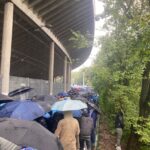 Stellungnahme der aktiven Fanszene zur Einlasssituation am Samstag Fans im Regen vor der Westkurve