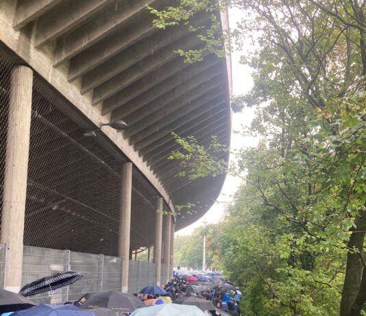 Fans im Regen vor der Westkurve