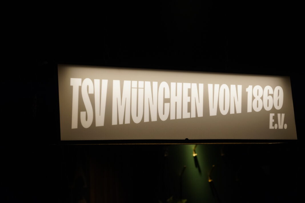 Schild TSV München Von 1860 E.V. Bamboleo Vereinsheim Schild TSV München Von 1860 E.V. Bamboleo Vereinsheim