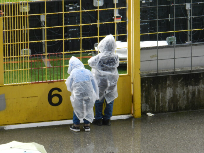 Kinder im Regen im Sechzgerstadion