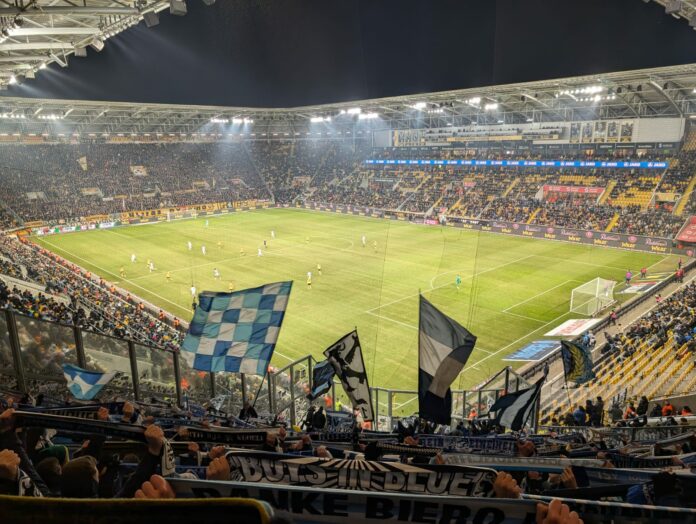 60 Minute TSV 1860 München Fans Im Auswärtsblock Gegen Dynamo Dresden