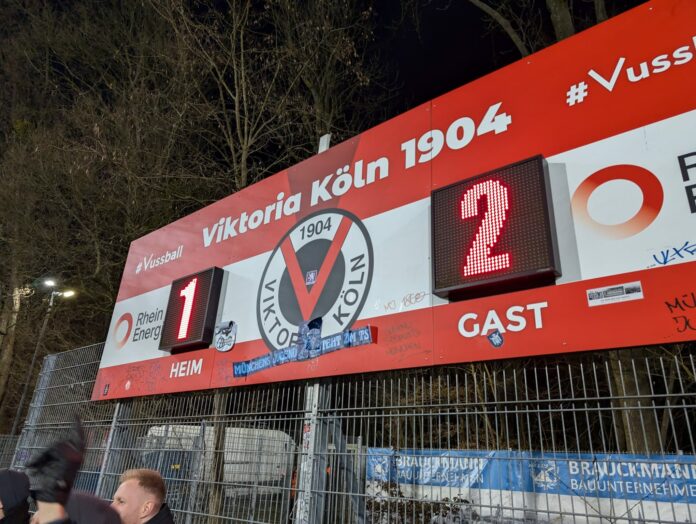 Anzeigetafel in Köln 25/26