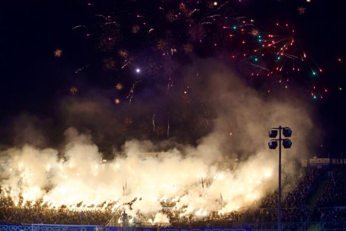 Feuerwerk über der Westkurve