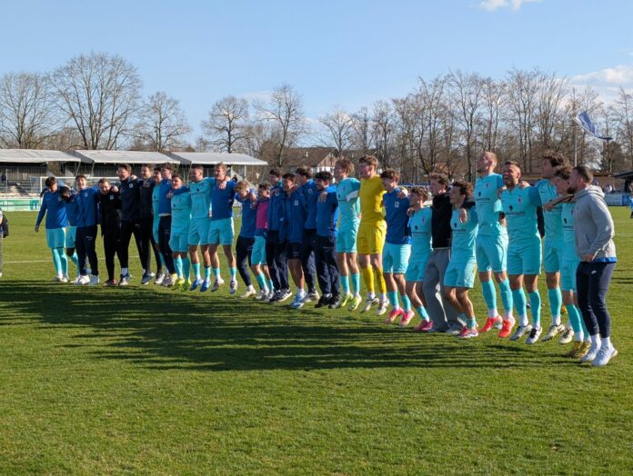 TSV 1860 München U21 Feiert Mit Fans Nach Sieg Beim FC Deisenhofen TSV 1860 München U21 Feiert Mit Fans Nach Sieg Beim FC Deisenhofen