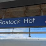 Schild mit der Aufschrift Rostock HBF