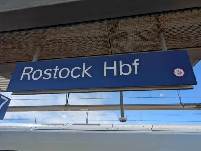 Schild mit der Aufschrift Rostock HBF