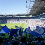 Foto vom Gästeblock aus auf das Spielfeld und Stadionrund beim Sechzig in Duisburg beim Auswärtsspiel in der Saison 2019/2020