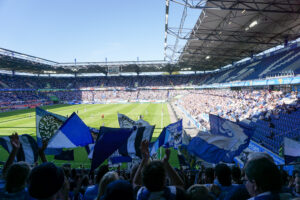 Foto vom Gästeblock aus auf das Spielfeld und Stadionrund beim Sechzig in Duisburg beim Auswärtsspiel in der Saison 2019/2020