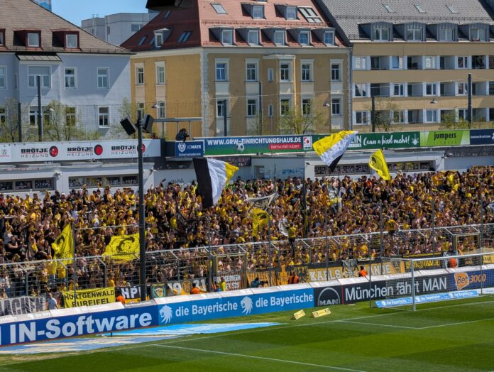 Alemannia Aachen im Gästeblock des GWS 24/25