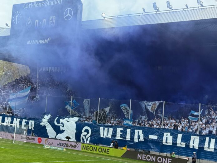 Löwenblock in Mannheim mit blauem Rauch