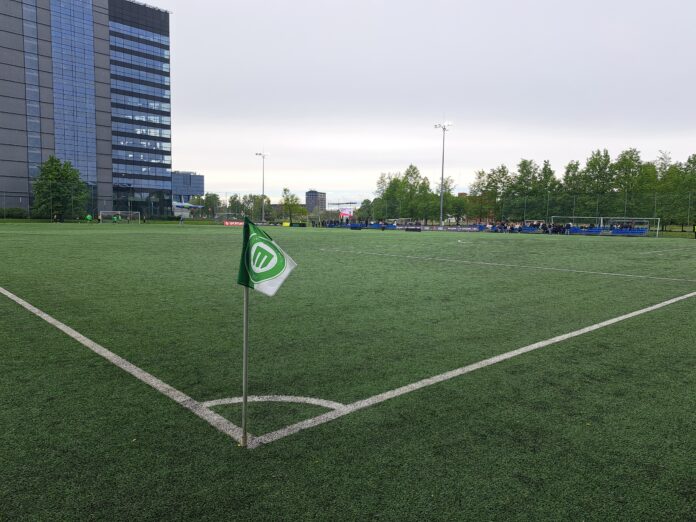 Kunstrasenplatz Hanzas Vidusskolas Laukums In Riga Mit Logo Des FK Metta