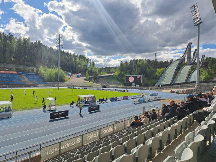 Groundhopping Finnland FC Lahti KäPa Skisprungschanze Blick Auf Spielfeld Von Der Haupttribüne