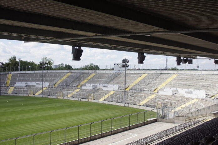 Grünwalder Stadion Blick Auf Die Leere Westkurve Von Der Stehhalle