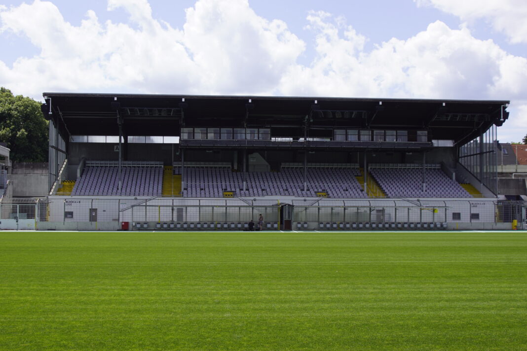 Haupttribüne Grünwalder Stadion Leer