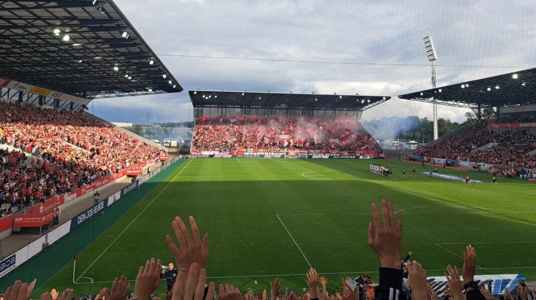Rot Weiss Essen TSV 1860 München Saison 2025 26 Blick Aus Dem Gästeblock Auf Die Heimkurve Stadion An Der Hafenstraße Rot Weiss Essen TSV 1860 München Saison 2025 26 Blick Aus Dem Gästeblock Auf Die Heimkurve Stadion An Der Hafenstraße