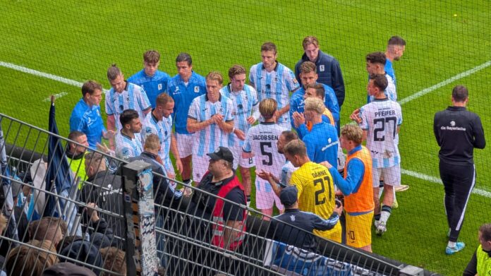 Erzgebirge Aue TSV 1860 München Mannschaft Vor Der Fankurve Nach Niederlage