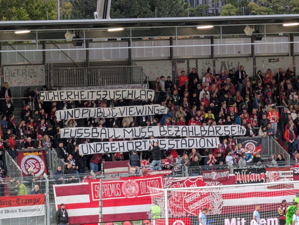 Wehen Fans mit Spruchband