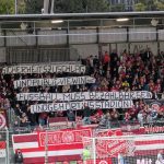 Wehen Fans mit Spruchband
