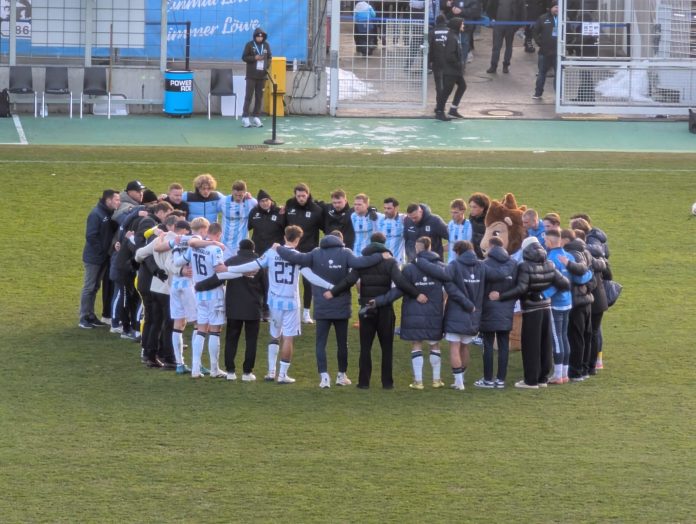 TSV 1860 München Alemannia Aachen Spielerkreis der Löwen nach Abpfiff TSV 1860 München Alemannia Aachen Spielerkreis der Löwen nach Abpfiff