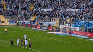 Anlauf Thore Jacobsen vor Elfmeter bei TSV 1860 München - Hansa Rostock