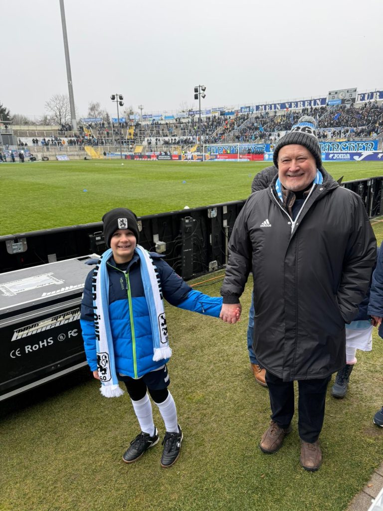 Löwenfan Manfred Foos mit Enkelkind am Spielfeldrand Grünwalder Stadion bei der Partie TSV 1860 München - Rot-Weiss Essen