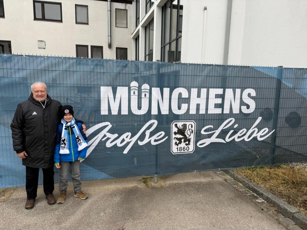 Manfred Foos mit seinem Enkelkind am Trainingsgelände TSV 1860 München Manfred Foos mit seinem Enkelkind am Trainingsgelände TSV 1860 München