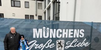 Manfred Foos mit seinem Enkelkind am Trainingsgelände TSV 1860 München