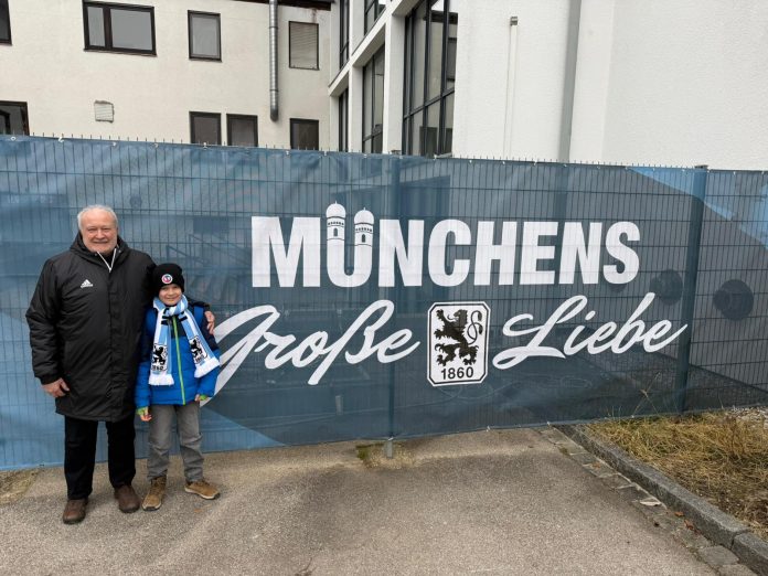 Manfred Foos mit seinem Enkelkind am Trainingsgelände TSV 1860 München