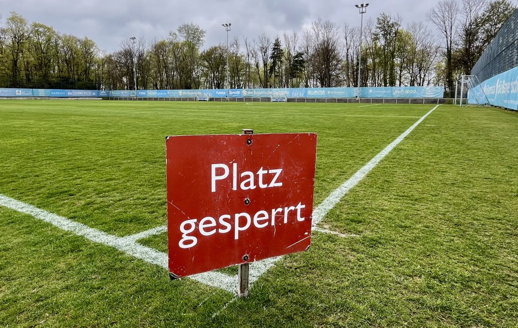Platz Gesperrt Platzsperre SYMBOLBILD Heimfall München 114