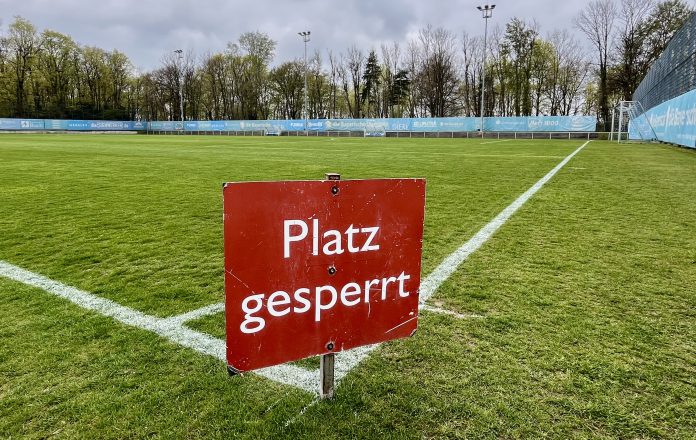 Platz Gesperrt Platzsperre SYMBOLBILD Heimfall München 114