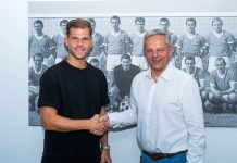 Die Tinte ist trocken: Florian Niederlechner bleibt ein Löwe Quelle: TSV München von 1860 Spielbetriebs-GmbH