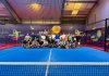 Padel bei den Löwen – Mit dem Löwen auf der Brust und dem Schläger in der Hand Spieler*innen der Padel Sparte stehen auf einem Court im Padelon für ein Gruppenfoto.
