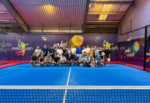 Padel bei den Löwen – Mit dem Löwen auf der Brust und dem Schläger in der Hand Spieler*innen der Padel Sparte stehen auf einem Court im Padelon für ein Gruppenfoto.